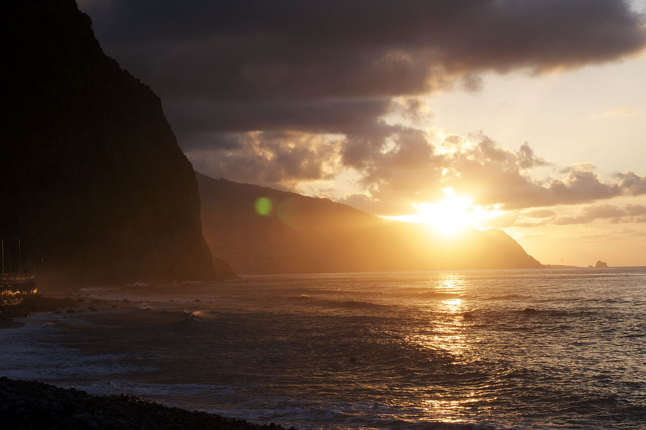 Sonnenuntergang über dem Atlantik vor der Küste Madeiras